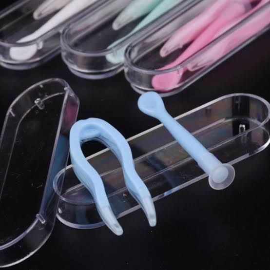 LENS APPLICATOR
